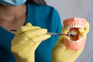 Dentista mostrando el diseño de la sonrisa
