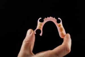 Fotografía de una prótesis dental fija sobre dientes