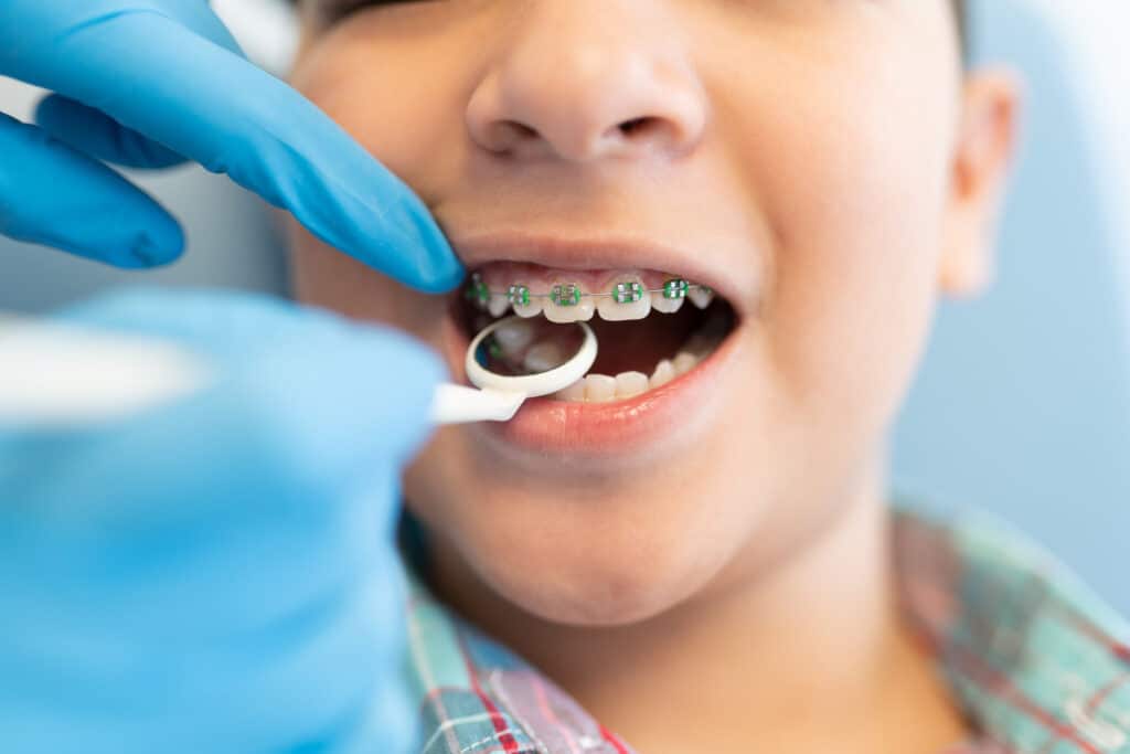 Dentista examina la ortodoncia de un paciente