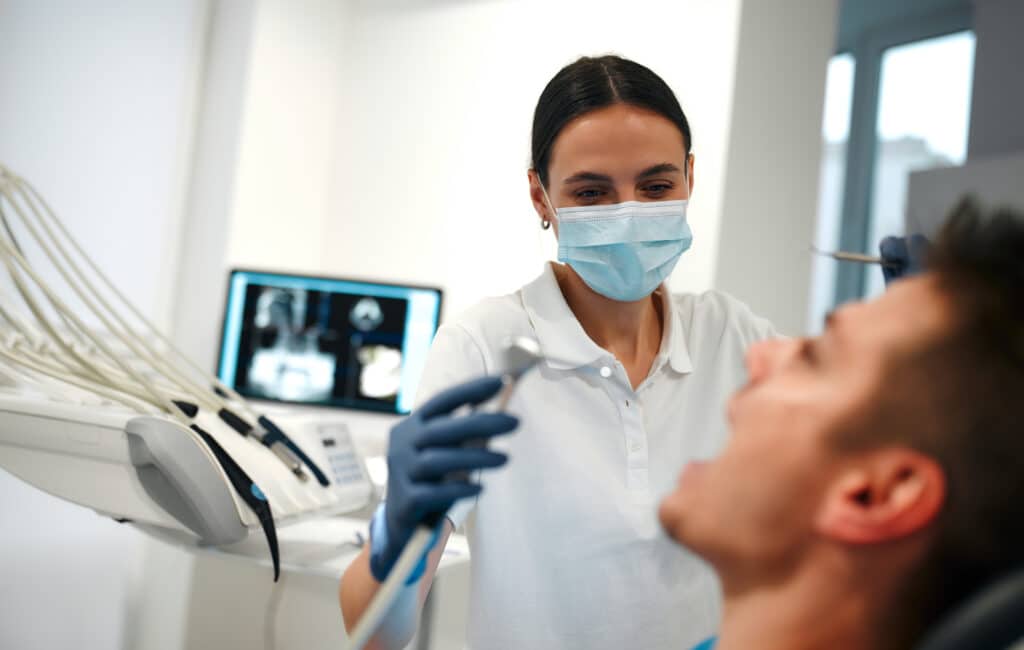 Dentista realizando cirugía bucal