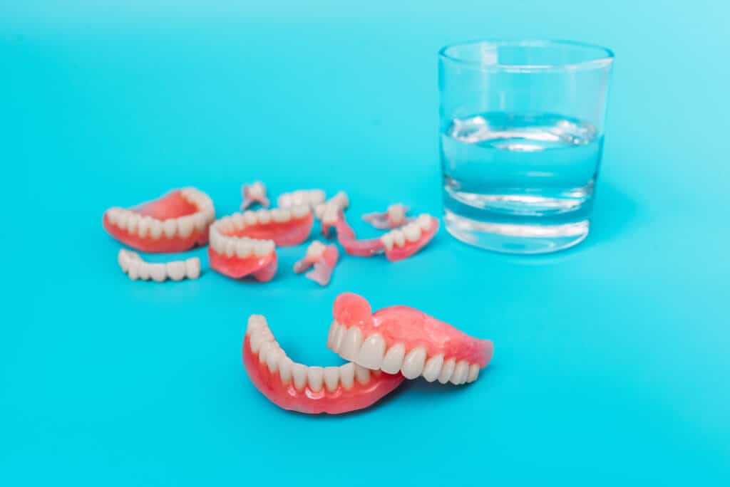 Varias Prótesis dental removible en una mesa