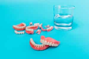 Varias Prótesis dental removible en una mesa