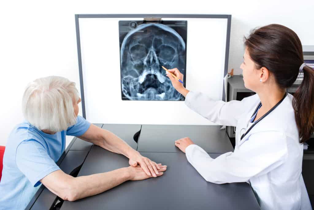 Doctor y paciente considerando una elevación de seno maxilar