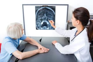 Doctor y paciente considerando una elevación de seno maxilar