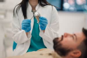 Dentista preparando un reconstrucción dental