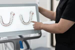 Dentista enseñando un tratamiento antirronquidos